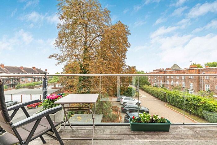 2 Bedroom Flat For Sale In Portsmouth Road, Surbiton, KT6
