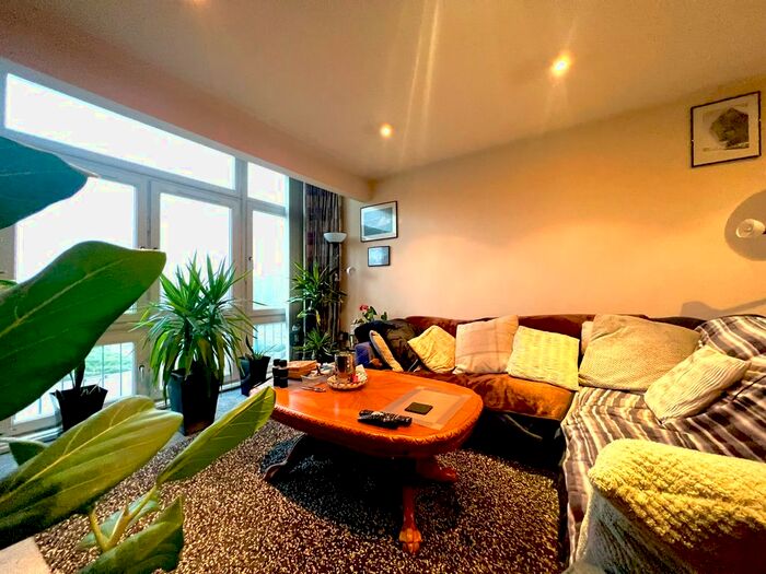 1 Bedroom Flat To Rent In Ffordd Garthorne, Cardiff, CF10