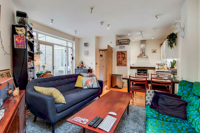 2 Bedroom Flat To Rent In Mount Pleasant Crescent, N4