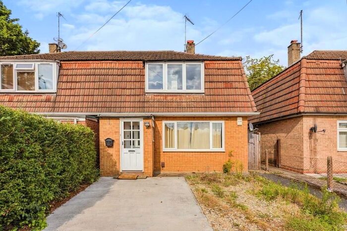 3 Bedroom Semi-Detached House To Rent In Hardings Close, East Oxford, OX4