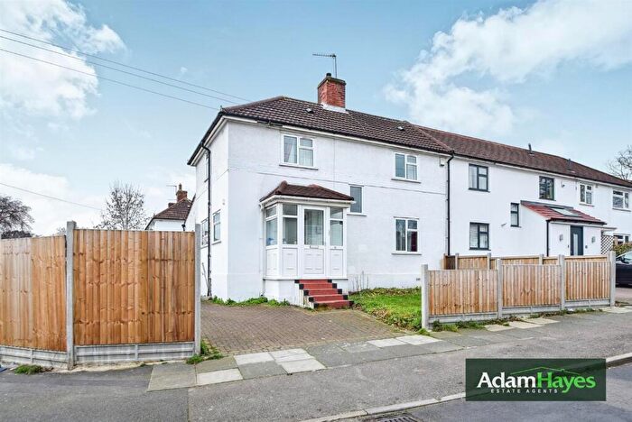 3 Bedroom End Of Terrace House For Sale In Barfield Avenue, Whetstone, N20