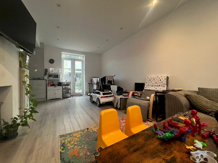 3 Bedroom Terraced House To Rent In Trelawney Avenue, Langley, SL3