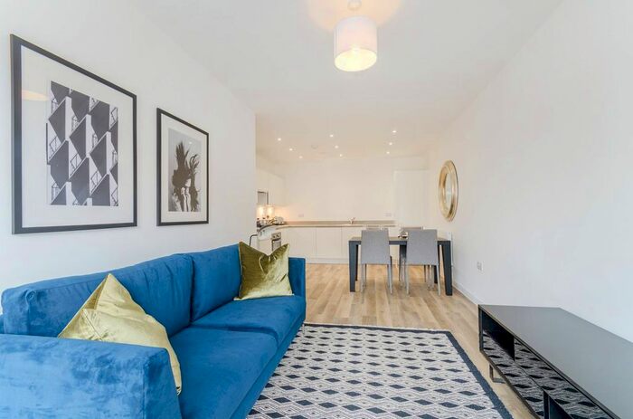 2 Bedroom Flat To Rent In Walnut Tree Close, Guildford, GU1