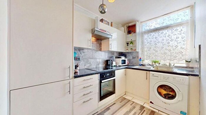 2 Bedroom Flat For Sale In Cricklewood Lane, Cricklewood, NW2