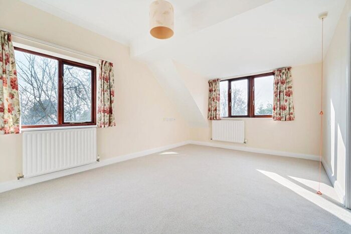 2 Bedroom Retirement Property For Sale In Emmbrook Court, Reading, RG6
