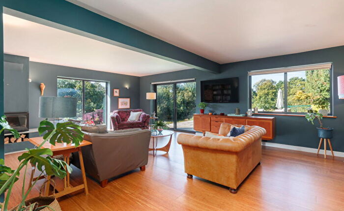 5 Bedroom Detached House For Sale In Bathingbourne Lane, Bathingbourne., PO36