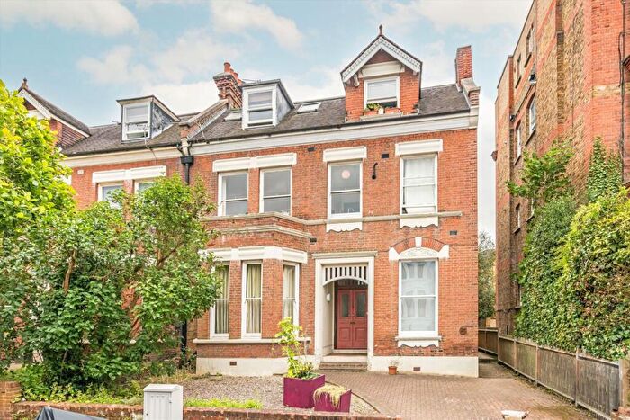 1 Bedroom Flat For Sale In Claremont Gardens, Surbiton, KT6