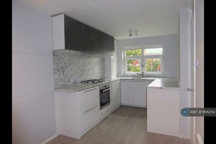 3 Bedroom Maisonette To Rent In Knights Close, London, E9