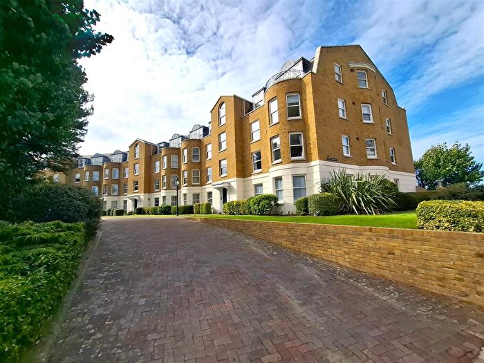 2 Bedroom Flat To Rent In Beach Crescent, Littlehampton, BN17