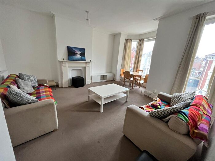 4 Bedroom Apartment To Rent In Waverley Road, Southsea, PO5