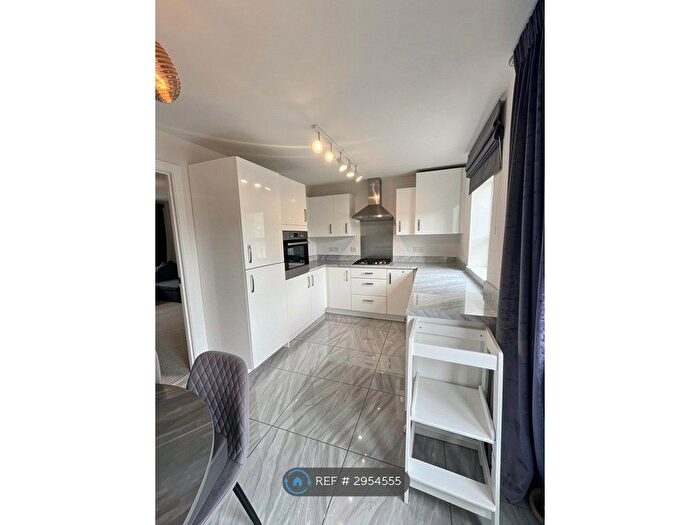 3 Bedroom Semi-Detached House To Rent In Fetlock Drive, Bradford, BD2