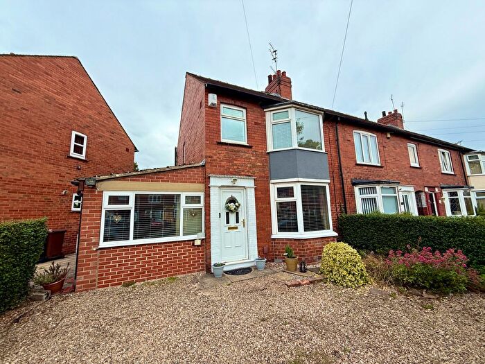 3 Bedroom Terraced House For Sale In Oakwood Avenue, Wakefield, West Yorkshire, WF2