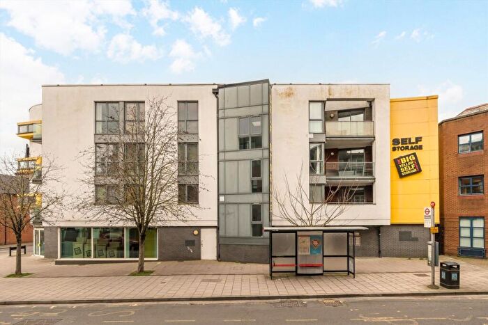 2 Bedroom Flat To Rent In London Road, Kingston Upon Thames, KT2