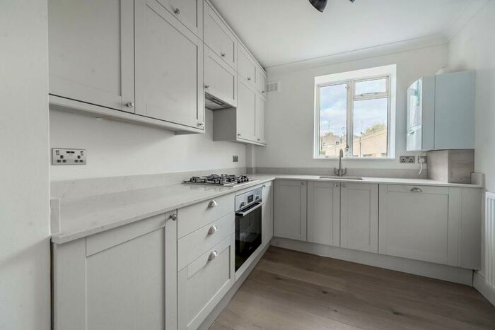 3 Bedroom Flat To Rent In Kings Road, Chelsea, London, SW10