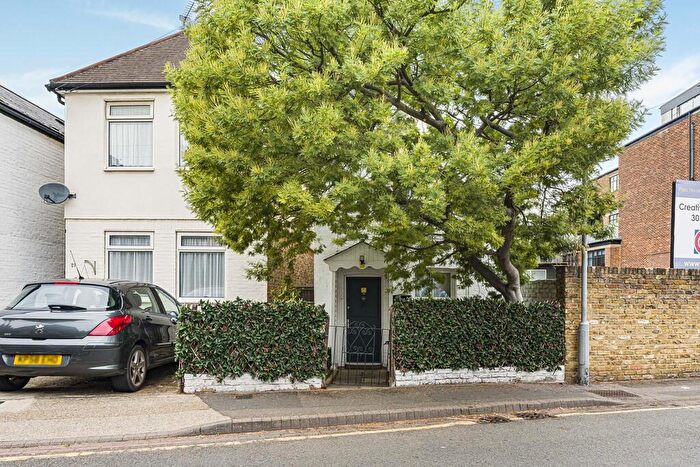 2 Bedroom Detached House For Sale In Cowleaze Road, Kingston Upon Thames, KT2