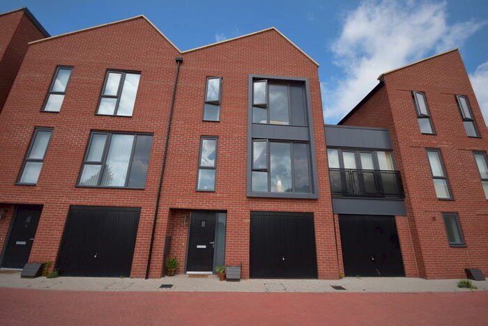 4 Bedroom Town House To Rent In Kingsway Boulevard, Derby, DE22