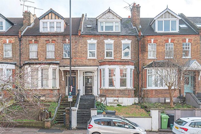 2 Bedroom Flat For Sale In Park Avenue, London, N22