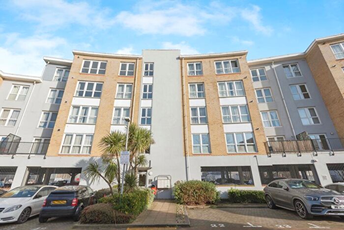 1 Bedroom Flat For Sale In Admirals Way, Gravesend, Kent, DA12