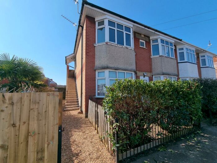 2 Bedroom Flat To Rent In Kimberley Road, Bournemouth, BH6
