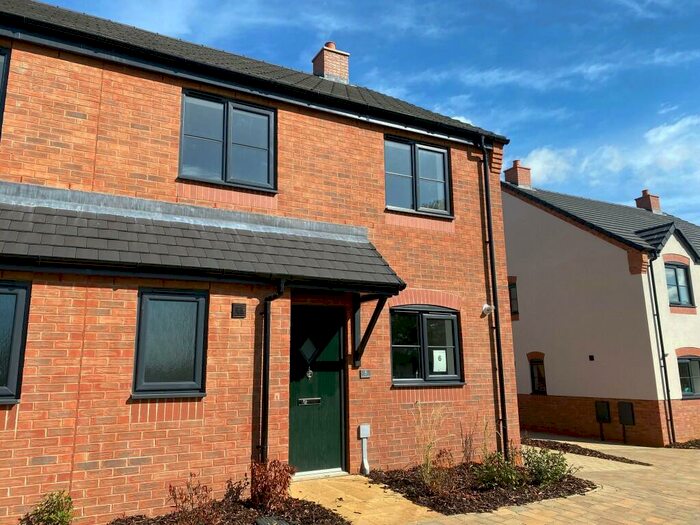 3 Bedroom Semi-Detached House For Sale In Wellingborough Road, Irthlingborough, NN9