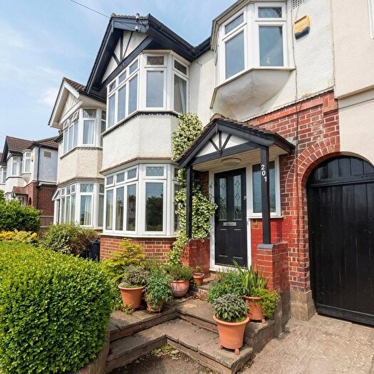 3 Bedroom Semi Detached House For Sale In Crawley Green Road, Luton, LU2