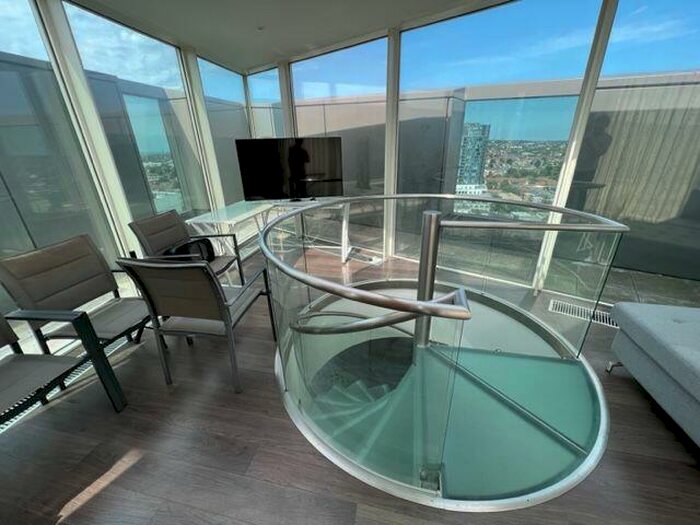 2 Bedroom Penthouse To Rent In Saffron Square, Croydon, London, CR0