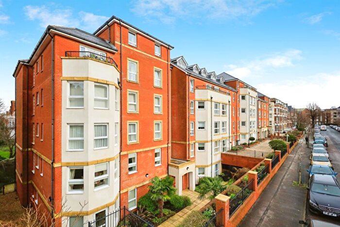 1 Bedroom Flat For Sale In Jevington Gardens, Eastbourne, BN21