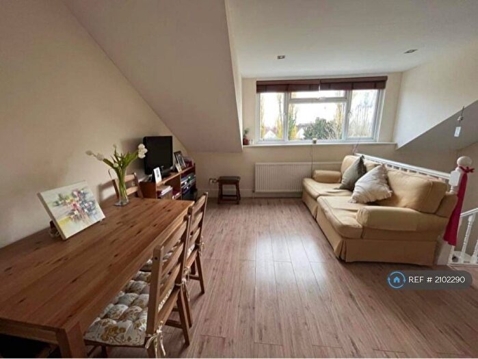 2 Bedroom Flat To Rent In Cricklewood Lane, London, NW2