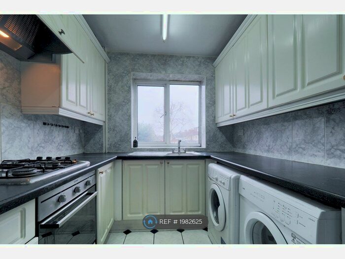 2 Bedroom Flat To Rent In Arundel Court, London, N12