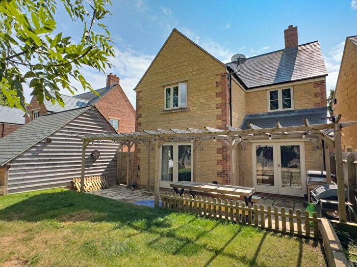 3 Bedroom Detached House For Sale In Bluebell Gardens, North Leigh, Witney, OX29