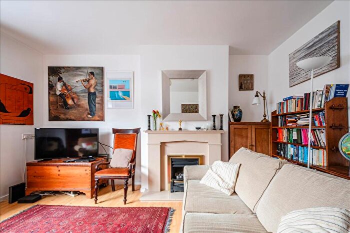 2 Bedroom Apartment For Sale In Tiber Gardens, Islington, N1