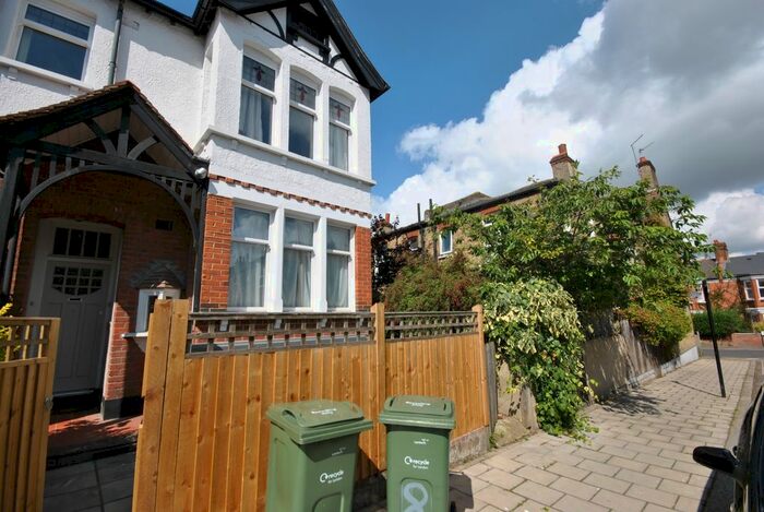 3 Bedroom Maisonette To Rent In Doverfield Road, London, SW2