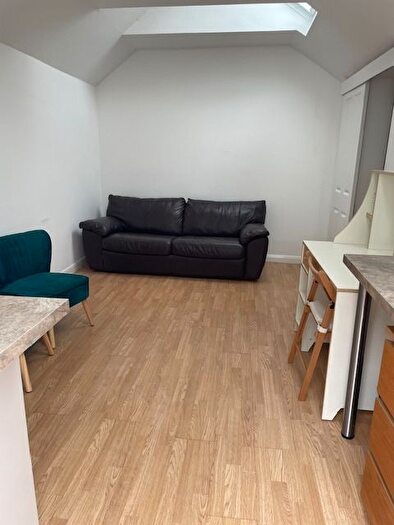Studio To Rent In Selborne Gardens, London, NW4
