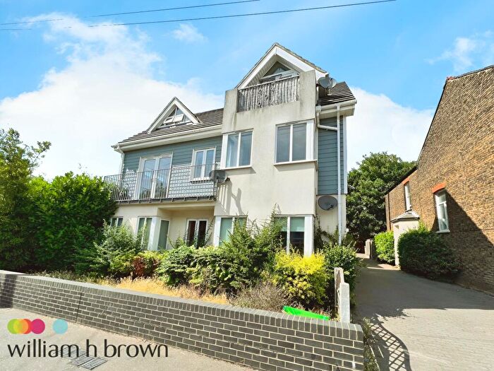 2 Bedroom Apartment To Rent In South Avenue, Southend-On-Sea, SS2