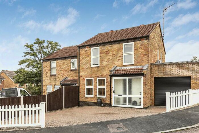 3 Bedroom Semi-Detached House For Sale In Great Innings North, Watton At Stone, Hertford, SG14