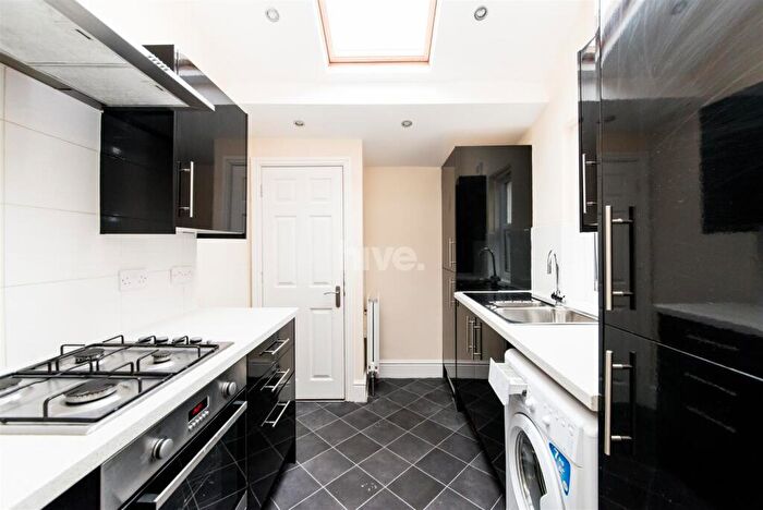 3 Bedroom Flat To Rent In Trewhitt Road, Heaton, Newcastle Upon Tyne, NE6