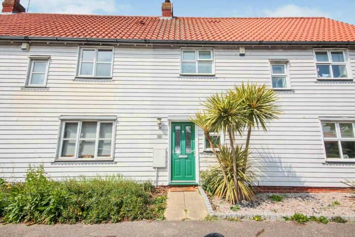 3 Bedroom Semi-Detached House To Rent In Bramble Tye, Noak Bridge, SS15