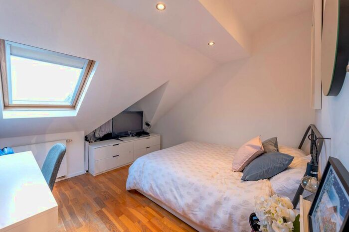2 Bedroom Flat For Sale In Mitcham Lane, Furzedown, London, SW16