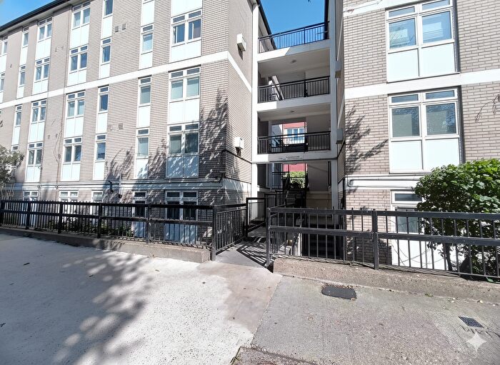 2 Bedroom Flat For Sale In Glengarnock Avenue, London, E14