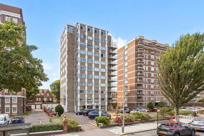 3 Bedroom Flat For Sale In Grand Avenue, Hove, BN3