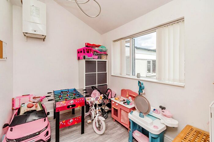 3 Bedroom End Of Terrace House For Sale In Murdock Way, Walsall, WS2