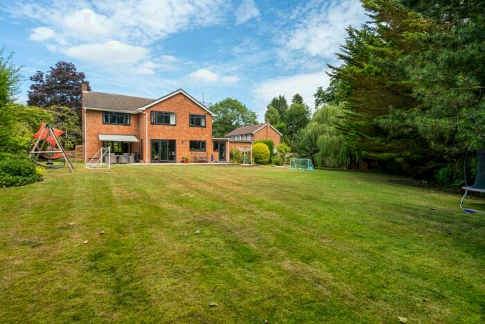 4 Bedroom House To Rent In Yardley Close, Reigate, RH2