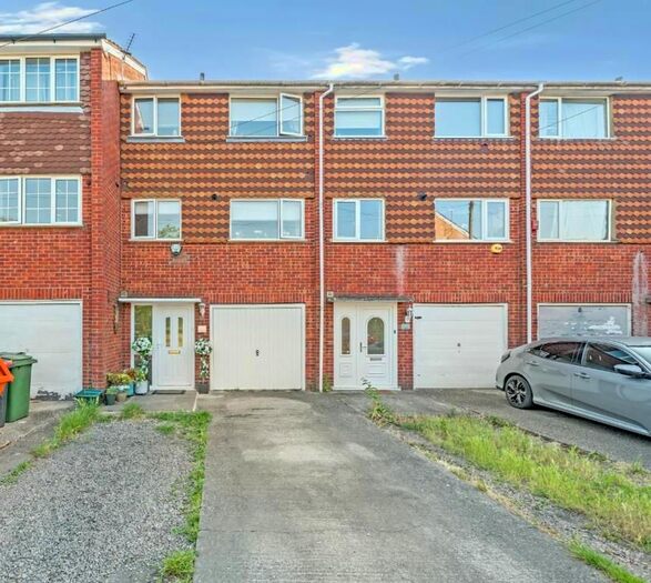 3 Bedroom Terraced House To Rent In Hillcrest, Tadley, RG26