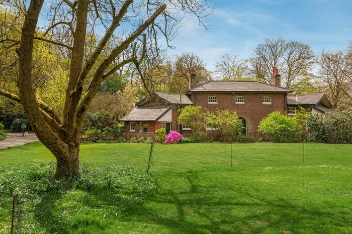 2 Bedroom Cottage To Rent In Hampstead Lane, London, NW3