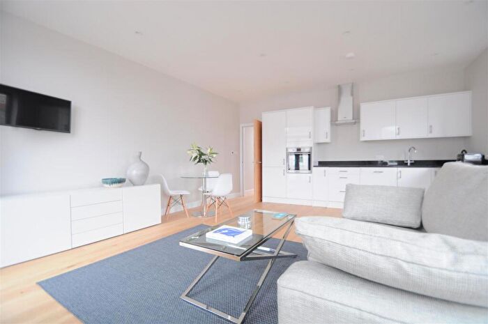 2 Bedroom Flat To Rent In High Street, Guildford, GU1