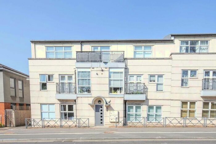 3 Bedroom Flat To Rent In Kingston Hill, Kingston Upon Thames, KT2