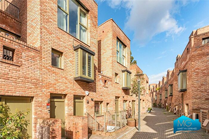 2 Bedroom Terraced House To Rent In Edgewood Mews, Finchley, London, N3