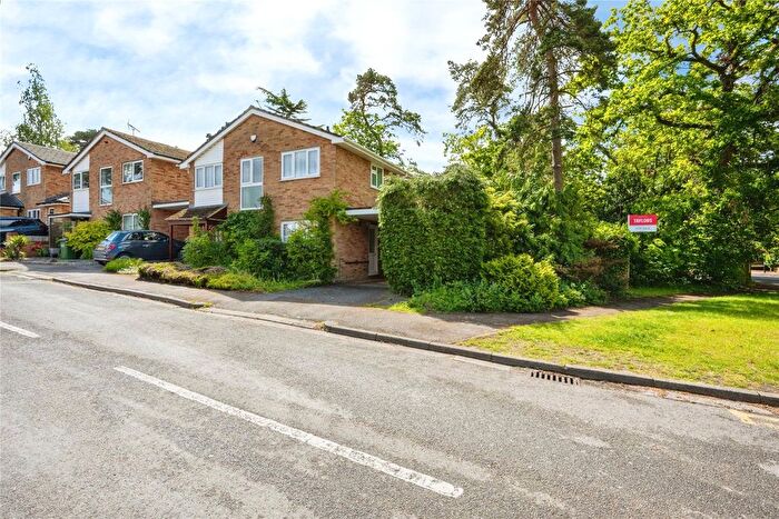 4 Bedroom Link Detached House For Sale In Chiltern Gardens, Leighton Buzzard, Bedfordshire, LU7