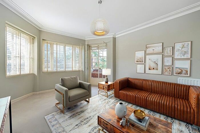 2 Bedroom Flat For Sale In Roehampton Close, SW15