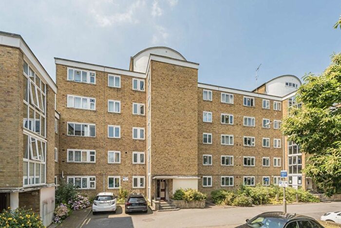 3 Bedroom Flat To Rent In Hayward Gardens, London, SW15